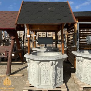 Fântână de beton cu acoperiș din lemn (atlanți)