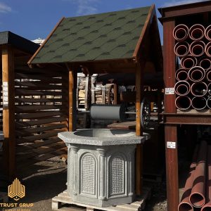 Fântână de beton cu acoperiș din lemn (decor)