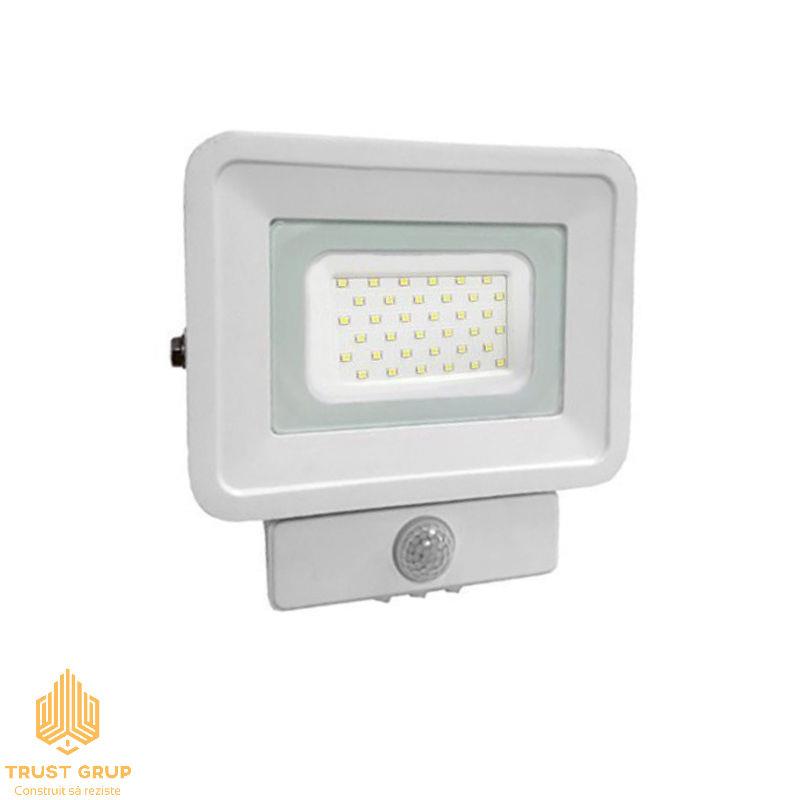 prd179391_1.jpg Proiector cu senzor LuminaLed 30W 6500K IP 65 (alb)